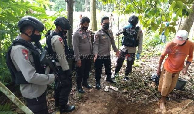 DILEDAKKAN: Granat nanas aktif diledakkan tim Gegana Brimob Polda Kalsel menggunakan sumbu peledak. | Foto: JAMALUDDIN/Radar Banjarmasin