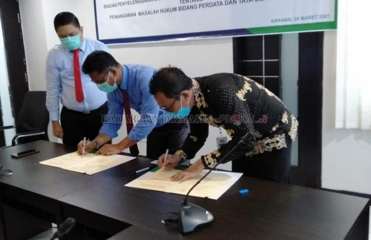 PENANDATANGANAN : Kerja sama antara BPJS Kesehatan Cabang Barabai dan Kajari Balangan yang sudah dilakukan sejak 2017, kembali dilanjutkan. | FOTO: WAHYUDI/RADAR BANJARMASIN.