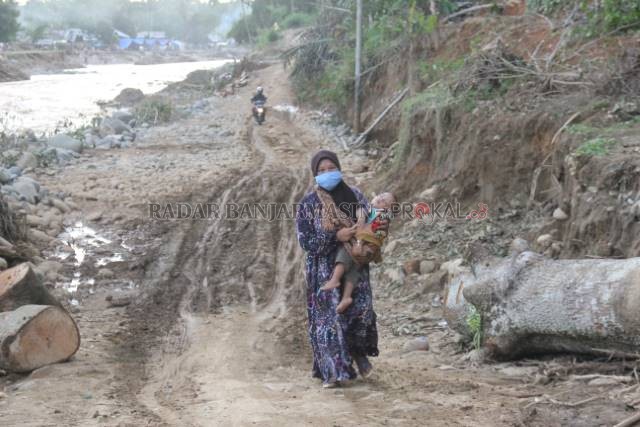 KARENA HUTAN BANYAK GUNDUL: Banjir di Desa Alat, Hulu Sungai Tengah, Januari silam. Perambahan di hulu yang massif membuat banjir terus menjadi momok tahunan di HST. | FOTO: DOK/RADAR BANJARMASIN
