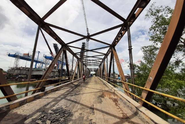 ALALAK I: Jembatan lama akan dibuka, tapi khusus angkutan penumpang seperti R2 dan R4 saja. Bukan untuk angkutan barang. | FOTO: WAHYU RAMADHAN/RADAR BANJARMASIN