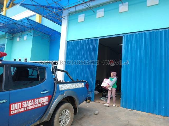 KEMALINGAN: Logistik korban banjir di HST yang disimpan di Stadion Murakata Barabai dicolong maling.  Gas elpiji, beras, dan sembako lainnya pun raib. | FOTO: JAMALUDDIN/RADAR BANJARMASIN