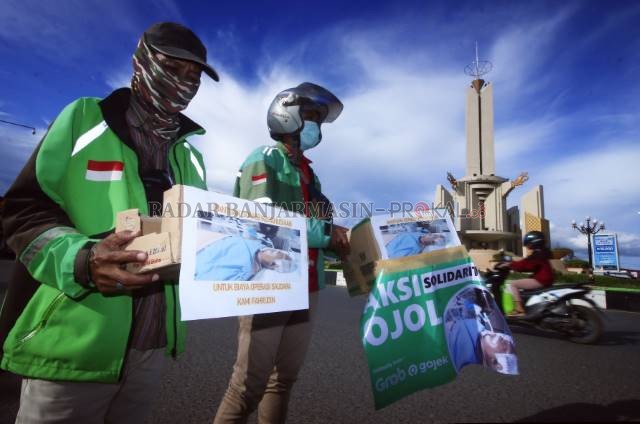 DISELA NGOJEK: Driver ojek online dari Banjarbaru dan Martapura turun ke jalan melakukan aksi penggalangan dana sebagai solidaritas untuk rekan satu profesinya yang mengalami kecelakaan lalu lintas dan kini terbaring koma. | Foto: Muhammad Rifani/Radar Ba