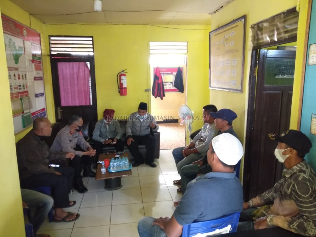 MEDIASI: Proses mediasi antara Kosim aktivis lingkungan di Kecamatan Batang Alai Timur dan pelaku penganiayaan di Polsek Batang Alai Selatan, Jumat (26/3) pagi.