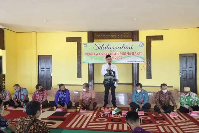 SAMBUTAN: Wakil Bupati Tanah Laut Abdi Rahman memberi sambutan pada acara silaturahmi pengawas sekolah purna bakti, Kamis (25/3).