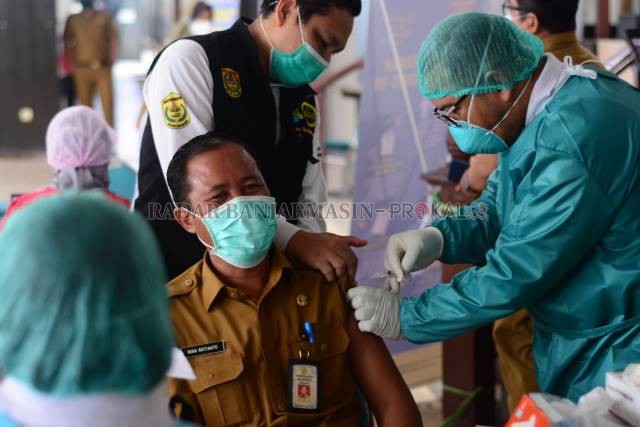 DEMI ANTIBODI: Kepala Dinas Sosial Banjarmasin, Iwan Ristianto menerima vaksin di Balai Kota, beberapa waktu lalu. | FOTO: WAHYU RAMADHAN/RADAR BANJARMASIN