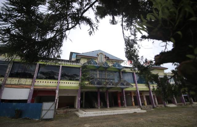 MASIH BERPOLEMIK: Di lahan eks Hero Swalayan Banjarbaru inilah sebenarnya tempat yang akan disewa oleh PKL subuh eks pasar Bauntung Lama. Namun sampai saat ini polemik masih terjadu sehingga para OKL belum.bisa berjualan | Foto: Muhammad Rifani/Radar Banj