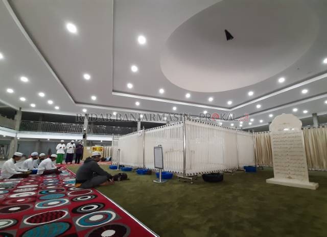 KHUSYUK: Peziarah membacakan surah Yasin di depan makam Guru Zuhdi di belakang Masjid Jami, Jalan Antasan Kecil Timur, Banjarmasin Utara. | FOTO: WAHYU RAMADHAN/RADAR BANJARMASIN