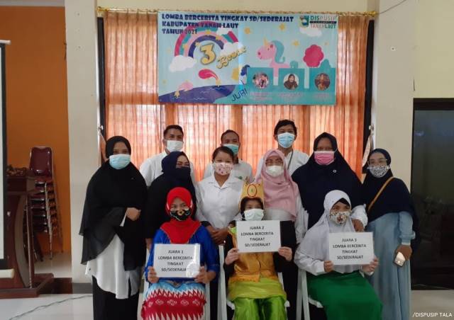 JUARA: Kepala Bidang Perpustakaan Dispusip Tanah Laut didampingi Pengawas Perpustakaan bersama para pemenang lomba.