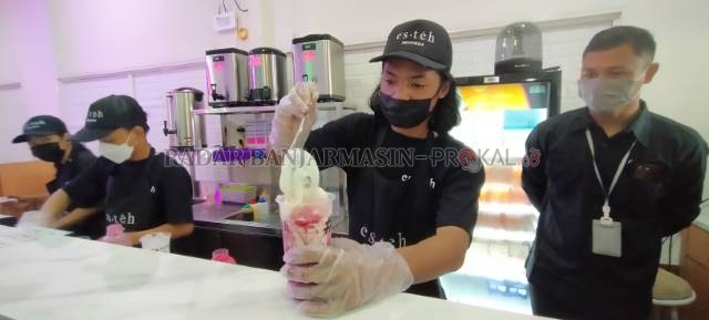VARIAN RASA: Jangan disangka teh yang dijual di sini cuma punya air panas dan teh celup. | FOTO: MAULANA/RADAR BANJARMASIN