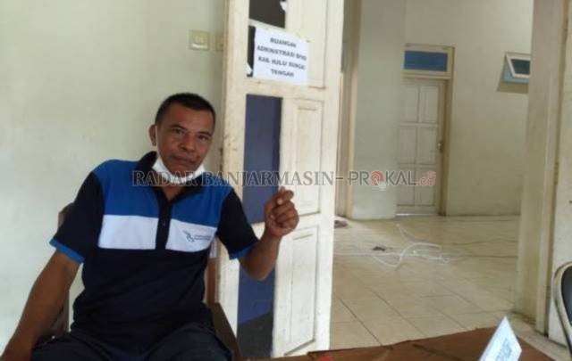PINTU RUSAK: Pegawai Stadion Murakata Barabai menunjukkan salah satu pintu penyimpanan logistik yang rusak karena dijebol. | Foto: Jamaluddin/Radar Banjarmasin