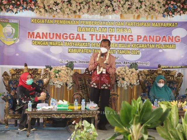 PENTINGNYA PROKES: Bupati Tanah Laut H M Sukamta saat sambutan dan memberikan edukasi kepada warga tentang pentingnya penerapan protokol kesehatan, jumat (26/3).