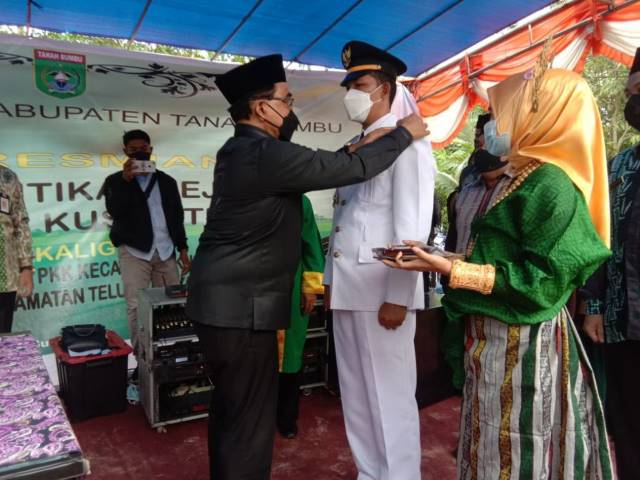 AMANAH: Bupati Tanbu dr HM Zairullah Azhar melantik camat dan pejabat di Kecamatan Kusan Tengah.