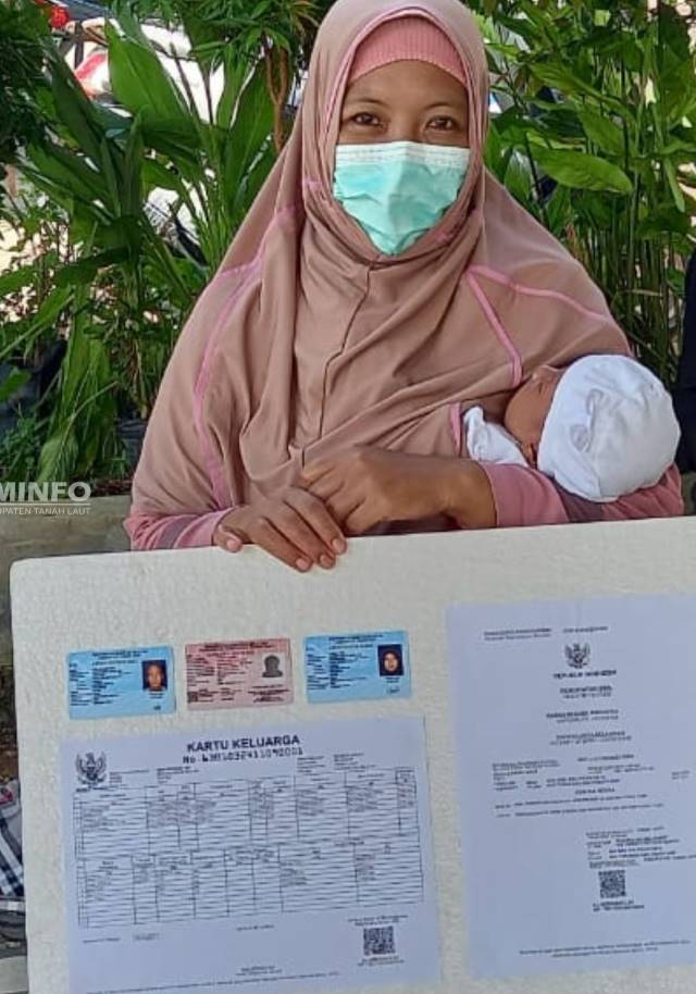 PENCATATAN: Hasna Taini Warga Desa Sumber Mulia yang melakukan pencatatan dokumen kependudukan.