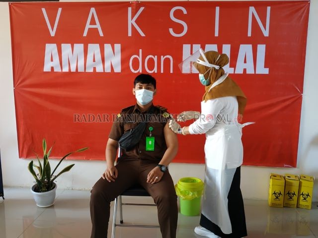 VAKSINASI: Pegawai Kejaksaan Negeri Tanah Laut saat melakukan vaksinasi di Puskesmas Angsau, Selasa (30/3). | Foto: Norsalim Yahya/Radar Banjarmasin