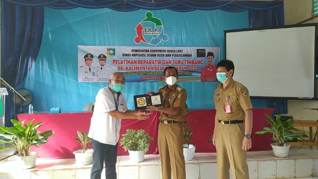 CENDERAMATA: Bupati Tanah Laut HM Sukamta didampingi Kepala Dinas Koperasi Usaha Kecil dan Perdagangan H Syahrian Nurdin menerima cenderamata.