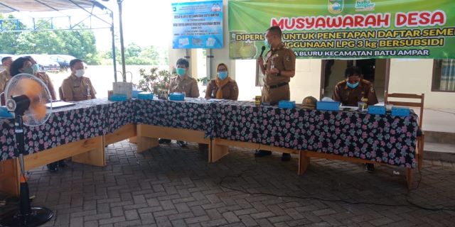 BAHAS LPG: Wakil Bupati Tanah Laut Abdi Rahman saat menyampaikan pentingnya musyawarah desa sebagai dasar dalam menetapkan penerima kartu LPG 3 Kg.