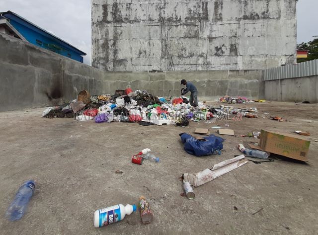 SILAKAN BUANG KEMARI: Dengan luas 300 meter persegi, TPS baru di Jalan Veteran (eks Pasar Buah Pengambangan) ini diklaim mampu menampung beban sampah dari enam TPS yang sudah ditutup pemko.