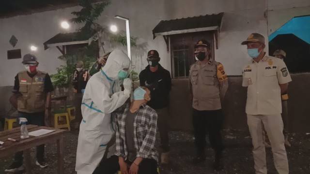 TERJARING: Salah satu masyarakat yang terjaring menjalani rapid test antigen.