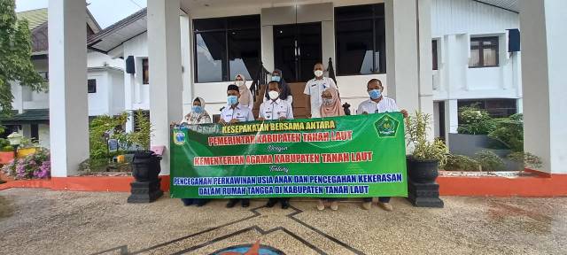 SEPAKAT: Penandatanganan Kesepakatan Bersama Pemerintah Kabupaten Tanah Laut dengan Kementerian Agama Tanah Laut tentang pencegahan perkawinan usia dini.