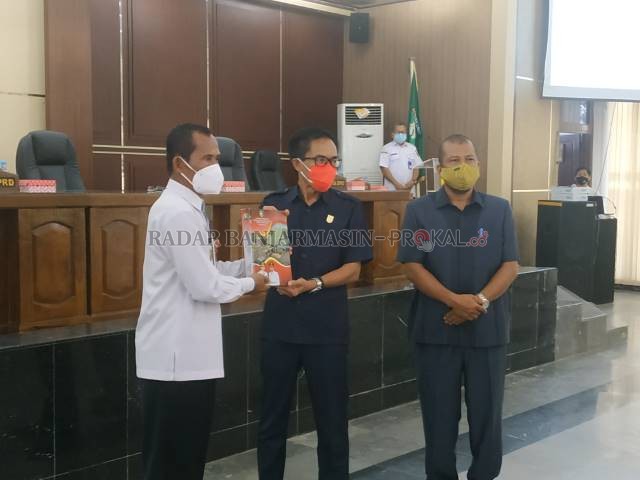 LKPJ: Penyerahan LKPJ tahun anggaran 2020 oleh Bupati Tanah Laut H M Sukamta (kiri) kepada Ketua DPRD Tanah Laut Muslimin (kanan). | Foto: Norsalim Yahya/Radar Banjarmasin