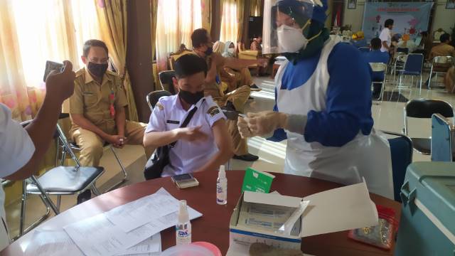 VAKSINASI: Pemberian vaksinasi Covid 19 di Aula Sarantang Saruntung, Selasa (30/3).