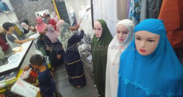KEMBALI RAMAI: Begitu umat dibolehkan salat tarawih berjemaah di masjid, penjualan busana muslim di Pasar Baru dan Pasar Sudimampir pun kembali menggeliat. | FOTO: ENDANG SYARIFUDDIN/RADAR BANJARMASIN