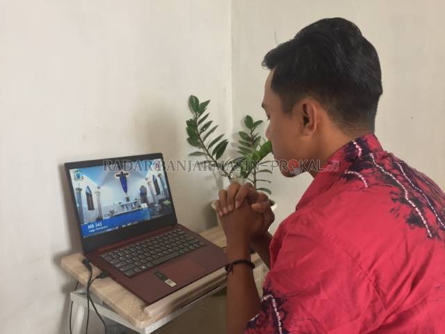 IBADAH DARI RUMAH: Peringatan Jumat Agung dan Paskah digelar dengan misa secara offline maupun online. Beberapa gereja mengadakan streaming YouTube, agar mempermudah jemaat ibadah dari rumah. | FOTO: TIA LALITA NOVITRI/RADAR BANJARMASIN
