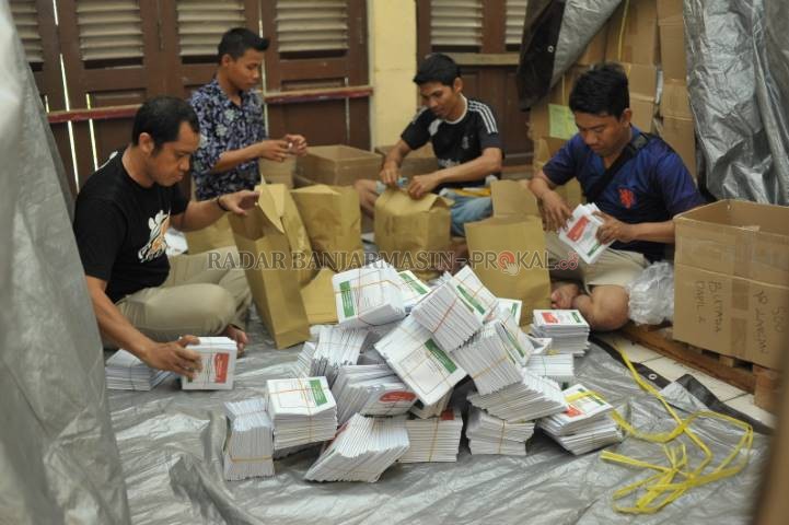 LOGISTIK: Pelipatan surat suara sebelum Pileg dan Pilpres 2019 silam di Taman Budaya Kalsel. | FOTO: DOKUMEN RADAR BANJARMASIN