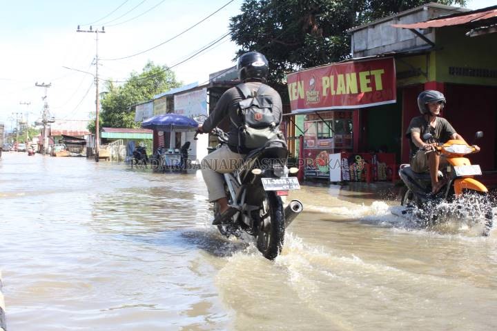 TERGENANG: Jika hujan lebat dengan durasi panjang mengguyur HST, beberapa titik area di pusat Kota Barabai menjadi tergenang. | FOTO: JAMALUDDIN/RADAR BANJARMASIN