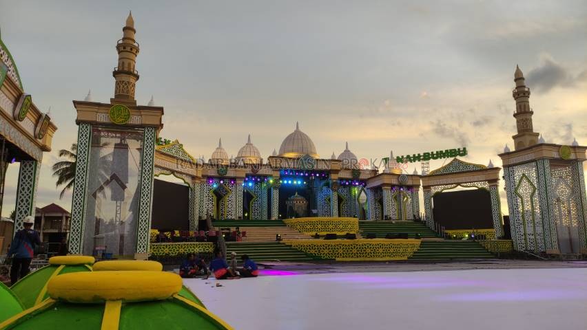 MEGAH: Panggung Musabaqah Tilawatil Quran (MTQ) tingkat Provinsi Kalsel ke XXXIII di Kabupaten Tanah Bumbu. Anggaran miliaran menguap karena acara batal dilaksanakan. \ FOTO;ZALYAN SHODIQIN ABDI/RADAR BANJARMASIN