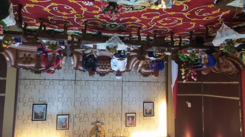 SURVEI: Bupati Tanah Laut HM Sukamta (Pakaian Putih) saat menjawab pertanyaan dari petugas survei dari Dinas Pengendalian Penduduk, Keluarga Berencana, Pemberdayaan Perempuan dan Perlindungan Anak (DP2KBP3A).