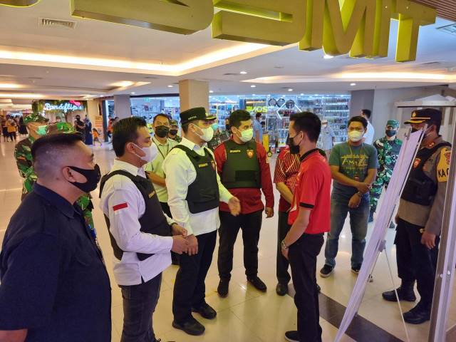 DITEGUR: Jajaran Wali Kota dan unsur Forkopimda Banjarbaru ketika melakukan giat PPKM di Q Mall Banjarbaru pada Sabtu (3/4) malam lalu. Manajemen Q Mall mengklaim tak pernah dapat pemberitahuan soal adanya kebijakan pembatasan | Foto: Humas Pemko Banjarba