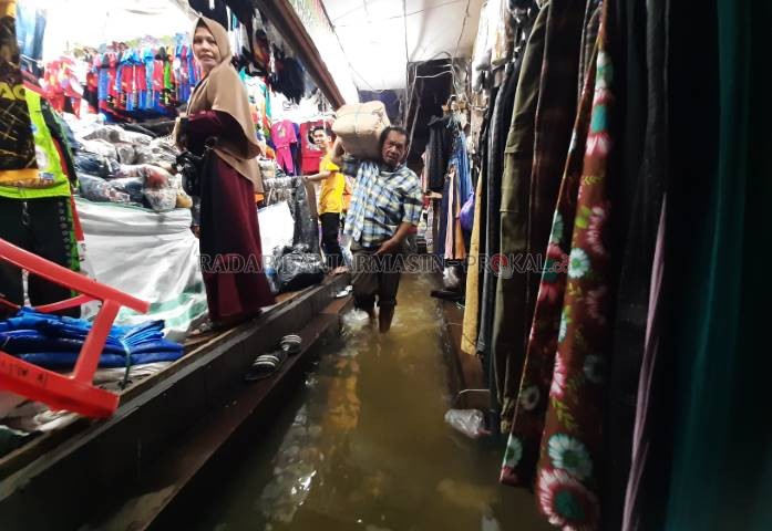 AIR PASANG: Lorong Pasar Sudimampir Baru di Banjarmasin Tengah tergenang, kemarin (5/4). Luapan air sungai juga merendam Jalan Lambung Mangkurat. | FOTO: WAHYU RAMADHAN/RADAR BANJARMASIN