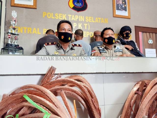 KABEL: Kapolsek Tapin Selatan Iptu Sunardi didampingi Kanit Reskrim Iptu Sugiyono menjelaskan pengungkapan kasus pencurian dengan menghadirkan tiga tersangka dan barang bukti, Senin (5/4). | Foto: Rasidi Fadli/Radar Banjarmasin