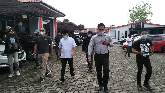 EDITING: Haji Denny Indrayana dan tim mendatangi Ditreskrimsus Polda Kalsel.