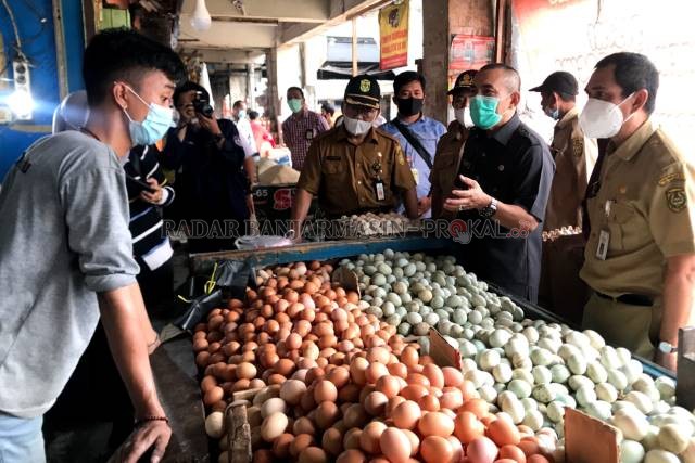 TANYA HARGA: Penjabat Wali Kota Banjarmasin, Akhmad Fydayeen bertanya kepada pedagang terkait harga bahan pokok menjelang Ramadan 1442 Hijriah. | FOTO: WAHYU RAMADHAN/RADAR BANJARMASIN