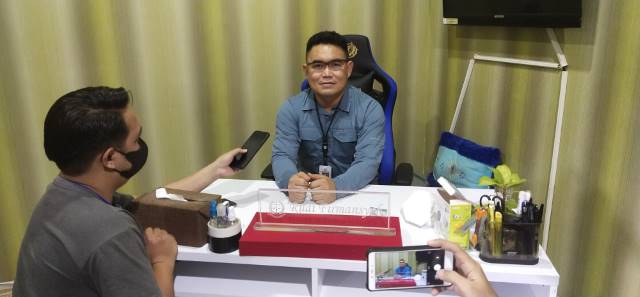 ADUAN: Kasi Intel Kejari HSU Rudi Firmansyah saat diwawancarai awak media.