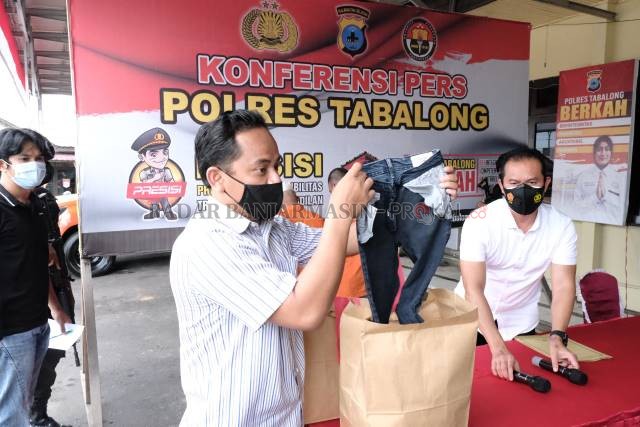 CELANA : Petugas menunjukkan barang bukti perkara pemerkosaan yang dilakukan dua pemuda di Tabalong terhadap anak dibawah umur.