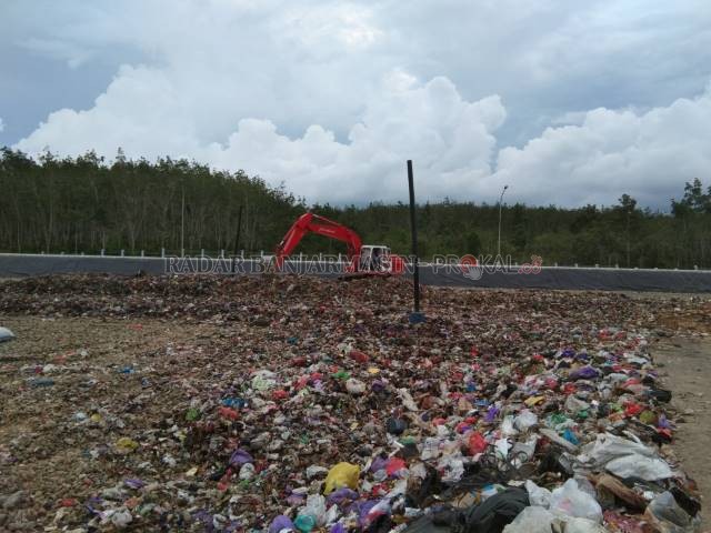 MENINGKAT: Suasana Tempat Pemrosesan Akhir Sampah (TPAS) Regional Banjarbakula di Cempaka, Banjarbaru beberapa waktu lalu. Selama pandemi volume sampah di Kalsel meningkat. | FOTO: SUTRISNO/RADAR BANJARMASIN