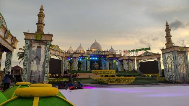 MEGAH: Panggung MTQ Kalsel ke-33 yang gagal digunakan. | FOTO: DOK/RADAR BANJARMASIN