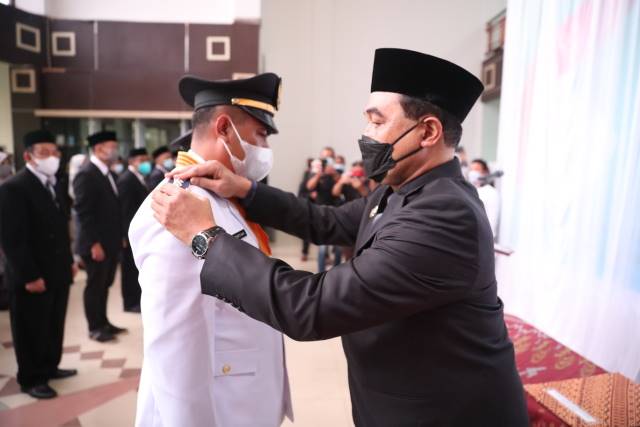 AMANAH: Bupati Tanbu dr HM Zairullah Azhar melantik puluhan pejabat, Rabu (7/4) pagi.