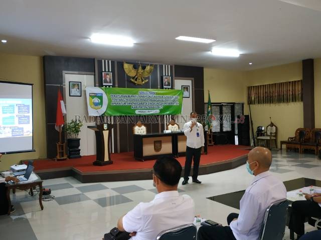 PENJELASAN: Kepala Bagian Organisasi Sekretariat Daerah (Setda) Tanah Laut Andi Mashabi saat memberikan penjelasan tentang Peraturan Bupati Nomor 5 Tahun 2021. | Foto: Norsalim Yahya/Radar Banjarmasin