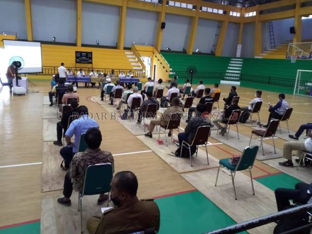 BAHAS PERSIAPAN: Suasana rapat koordinasi antara panitia pelaksana Porprov XI Kalsel 2022 Kandangan, KONI Kalsel, Dispora Kalsel dan perwakilan cabor di GOR Hasanudin HM Banjarmasin.
