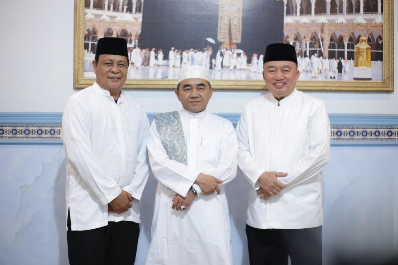 DEKAT DENGAN ULAMA: H Sahbirin Noor dan H Muhidin bersama KH. M. Bakhiet (Guru Bakhiet), saat pengajian rutin beliau.
