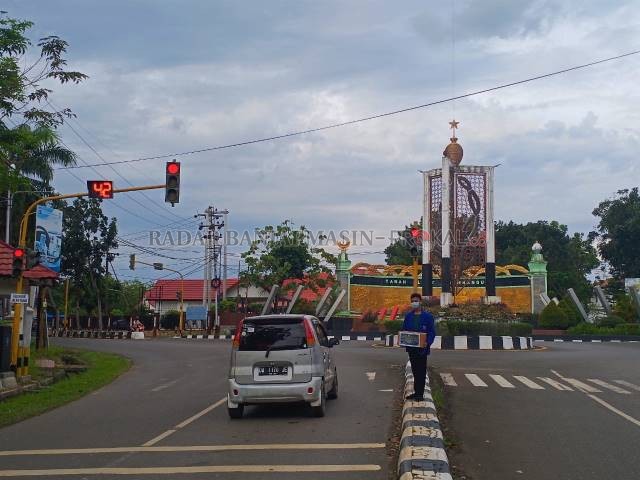 KUMPULKAN UANG: Aksi penggalangan dana PMII Tanah Laut untuk korban banjir dan tanah longsor di NTT dan NTB. | Foto: Norsalim Yahya/Radar Banjarmasin