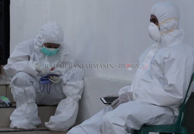 KELELAHAN: Tenaga kesehatan di Banjarmasin mengenakan alat pelindung diri (APD) lengkap. Mereka menghadapi risiko tertular virus corona tiga kali lebih besar. | FOTO: WAHYU RAMADHAN/RADAR BANJARMASIN