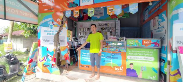 JEBOL: Tiauddin menunjukkan bagian tembok kios yang jebol. Hanya ada seorang saksi mata dalam insiden itu.