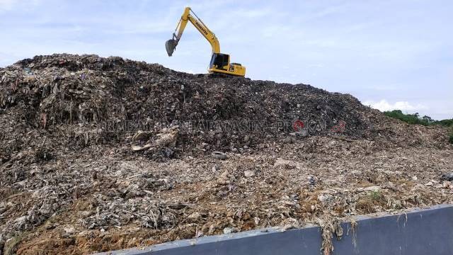MAKIN BANYAK: Produksi sampah di Kota Banjarbaru semakin membeludak, kenaikan bahkan mencapai puluhan ton selama beberapa kurun waktu terakhir. Tak ayal, kapasitas TPA Gunung Kupang makin terancam berkurang. | FOTO: MUHAMMAD RIFANI/RADAR BANJARMASIN