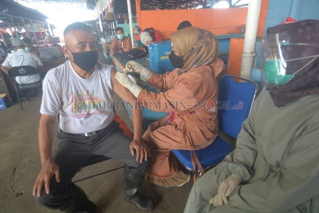 VAKSINASI: Pedagang di pasar tradisional menerima suntikan vaksin, sehari sebelum memasuki bulan Ramadan. | FOTO: WAHYU RAMADHAN/RADAR BANJARMASIN