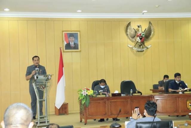 PARIPURNA: Wali Kota Banjarbaru H M Aditya Mufti Ariffin SH MH bersama Wakil Wali Kota Banjarbaru Wartono SE saat menghadiri Rapat Paripurna di Ruang Graha Paripurna Lantai 3, Gedung DPRD Kota Banjarbaru, Senin (12/4) tadi. | FOTO: HUMAS DAN PROTOKOL PEMK